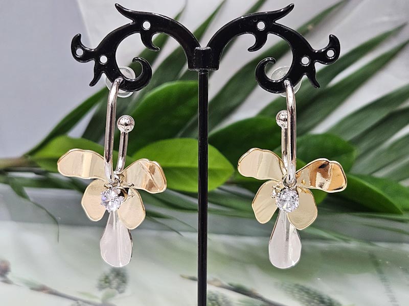 Серьги 2209006500158: цена 985 рублей.