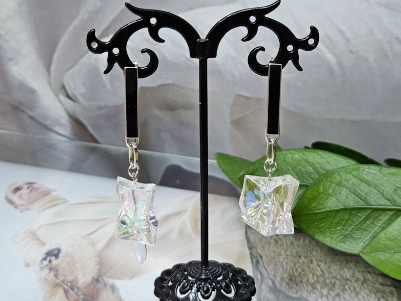 Серьги 1588002600026: цена 575 рублей.