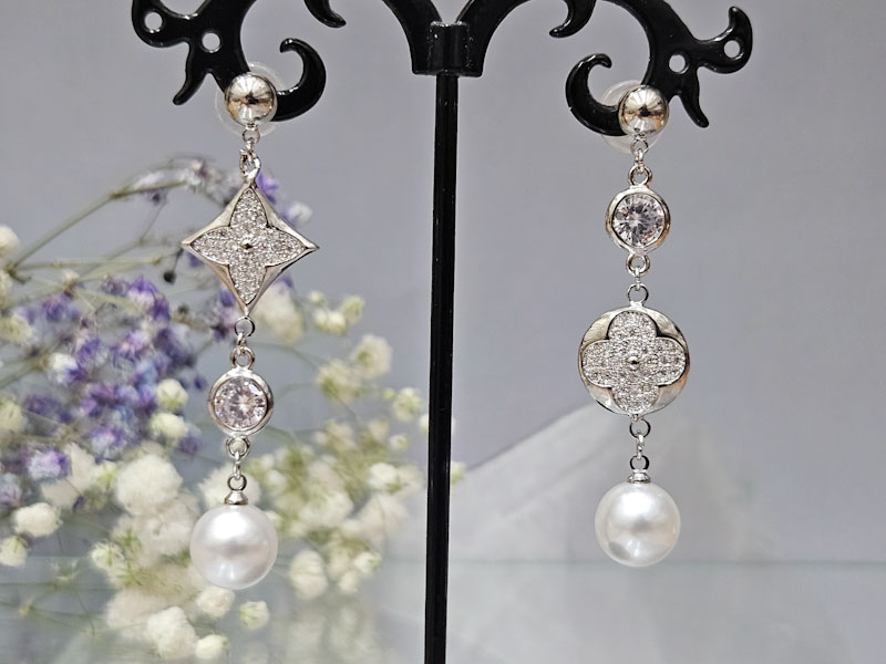 Серьги 2248026600066: цена 490 рублей.