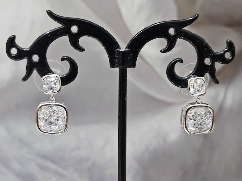 Серьги 2247026600045: цена 660 рублей.