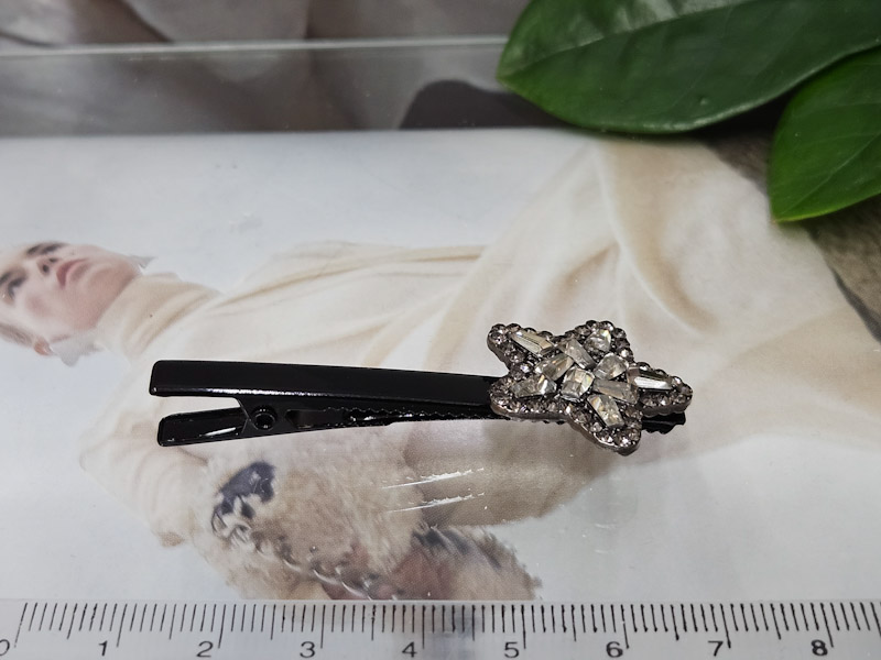 Заколка 1031001600691: цена 215 рублей.