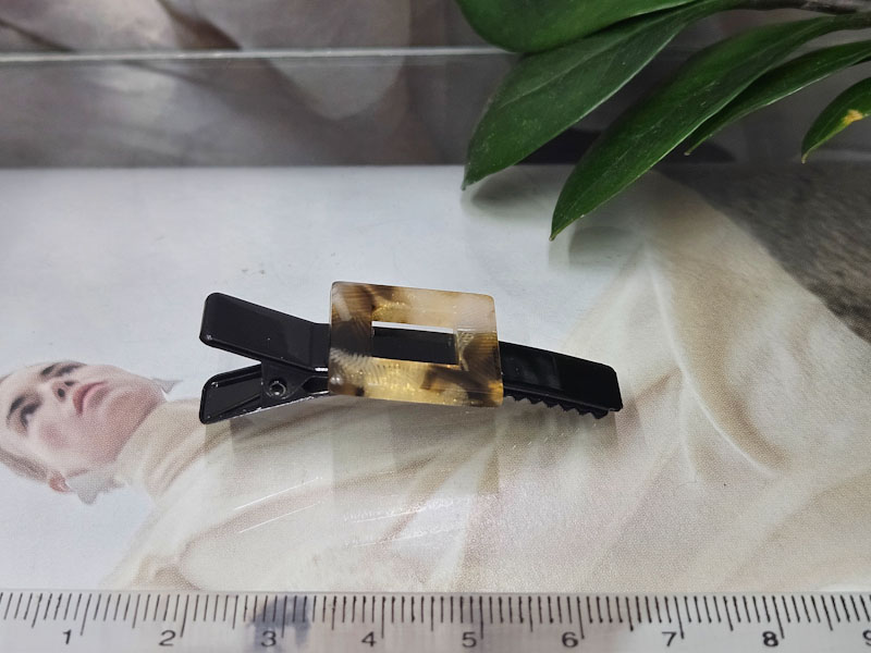 Заколка 1915001601769: цена 165 рублей.