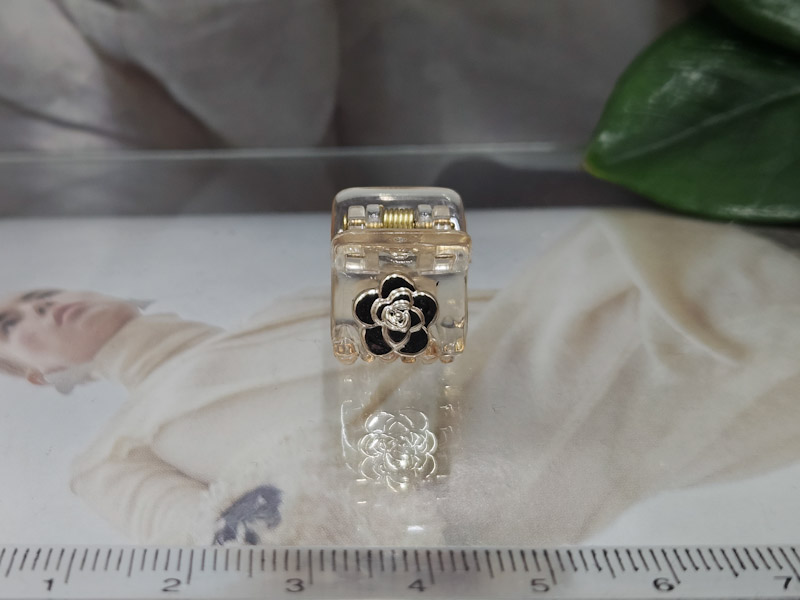 Заколка 1045001600322: цена 85 рублей.