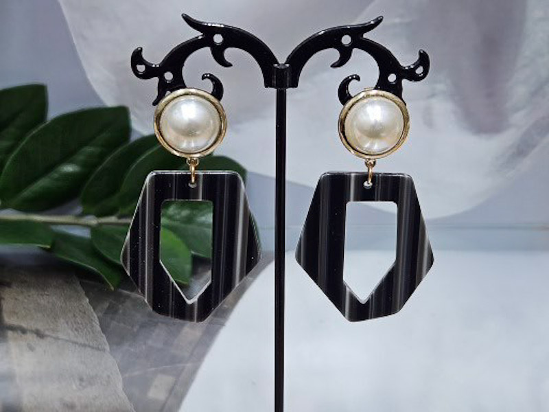 Серьги 1690006800279: цена 430 рублей.